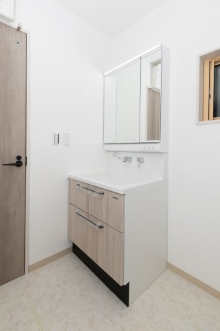 【独立洗面台】 | ライフフィールド土師町2丁Ⅲ | 鏡裏やボウル下にたっぷりと収納できる三面鏡付き洗面化粧台。毎日使う歯ブラシやメイク道具などがスッキリ片付きます！