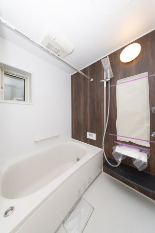 【浴室】 | ライフフィールド土師町2丁Ⅲ | 足を伸ばしてゆったりと湯船に浸かれる広々バスルーム。ご家族一緒に、癒しのバスタイムをお楽しみください！
