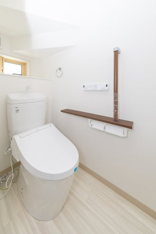 【トイレ】 | ライフフィールド土師町2丁Ⅲ | 寒い冬でも温かい便座とシャワーで快適にご使用いただける温水洗浄便座付トイレ。階段下のスペースを有効活用しています。