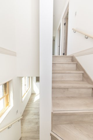 【内装】 | ライフフィールド土師町2丁Ⅲ | 暗くなりがちな階段も窓があることで明るく、手すりもあるので安心です。