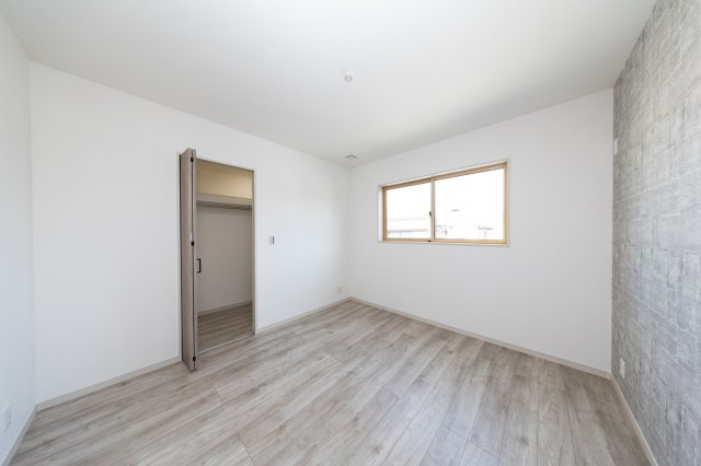 【洋室】 | ライフフィールド土師町2丁Ⅲ | 洋室6.2帖は、ご夫婦の寝室としても十分な広さ。全居室のサッシはアルゴンガス入りLow-E複層ガラスのため、断熱性能も良好です。