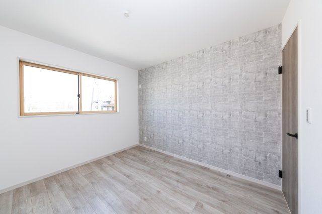 【洋室】 | ライフフィールド土師町2丁Ⅲ | 大人かっこいい、シックな雰囲気のアクセントクロス。フローリングともよくマッチしていますね。