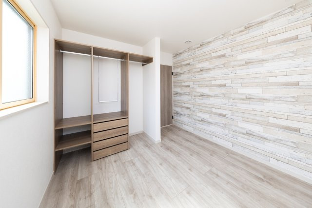 【洋室】 | ライフフィールド土師町2丁Ⅲ | 洋室5.1帖のクローゼットはシステム収納！出し入れもしやすく、お洋服の管理がしやすいので便利です。