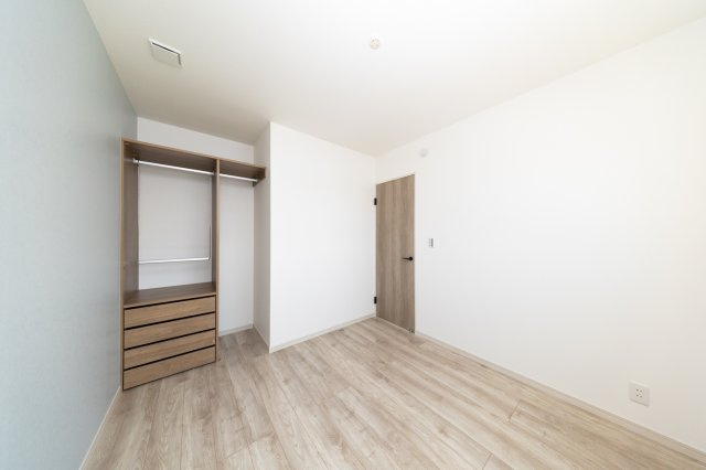 【洋室】 | ライフフィールド土師町2丁Ⅲ | 洋室4.6帖も人気のシステム収納です。「お洋服の見える化＆魅せる収納」で常にすっきりとしたお部屋をキープできそうです。