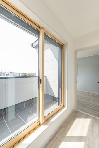 【内装】 | ライフフィールド土師町2丁Ⅲ | 2階ホールは大きな窓から光が入り、気持ちがいい空間。つい立ち止まって日向ぼっこしてしまいそう…。