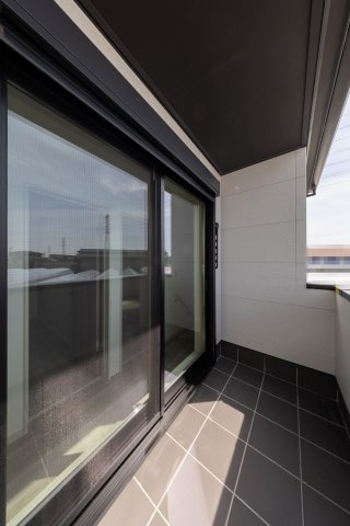 【バルコニー】 | ライフフィールド土師町2丁Ⅲ | 陽当たり良好な南西向きバルコニー！各部屋からスムーズに移動できるのでお布団を干す負担も軽減できそうです。