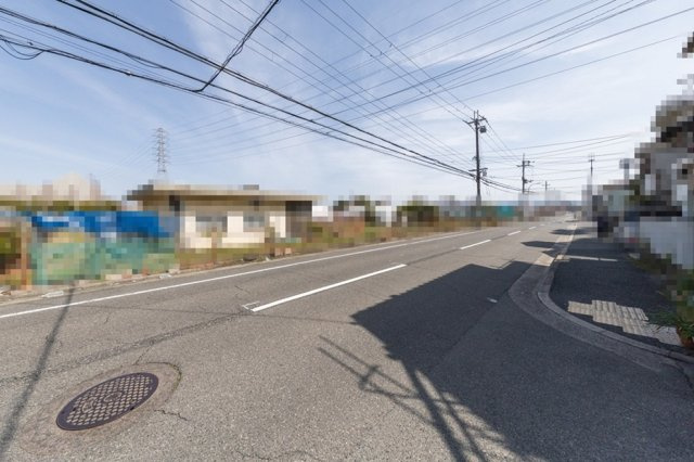 【前面道路含む現地写真】 | ライフフィールド土師町2丁Ⅲ | 前面道路は北東側幅員約6.7m。ゆとりの広さで、お車のすれ違いやお家への出し入れもスムーズに行えそうですね！