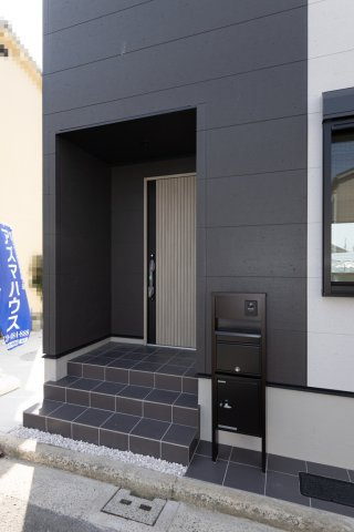 【玄関】 | ライフフィールド土師町2丁Ⅲ | 玄関ポーチは周りの視線が気になりにくい壁ありタイプ。モダンな玄関ドアや宅配ボックス付きポストなど、スマートな玄関に仕上げました。