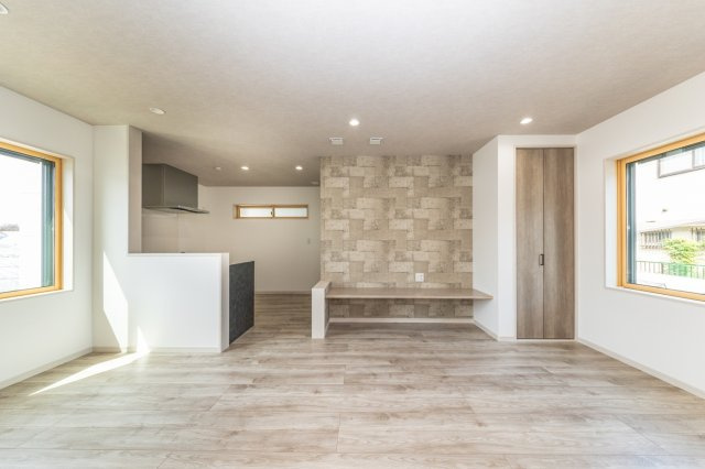 【居間・リビング】 | ライフフィールド土師町2丁Ⅲ | リビングにはお家の雰囲気にピッタリなテレビボードを造作♪家具が目立たずスッキリします。ひとつ家具を買わずにすむのも嬉しいですね。