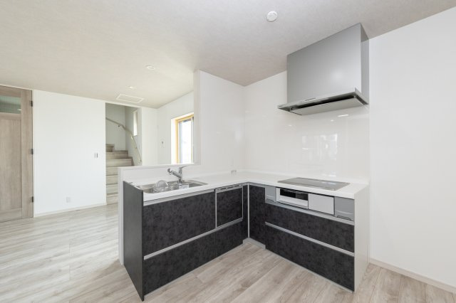 【キッチン】 | ライフフィールド土師町2丁Ⅲ | 汚れたらサッと拭き掃除でOK！お手入れ楽々なIHコンロ仕様の機能的なL型キッチン。リビングに目が届き、小さいお子様の様子を見ながらお料理できるので安心ですね。