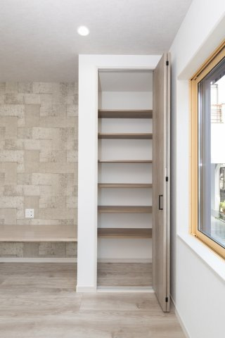 【収納】 | ライフフィールド土師町2丁Ⅲ | テレビボード横には家族の共有物などの保管に適した収納を設置しています。