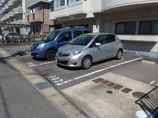 スクウェアーファーストオカザキの駐車場