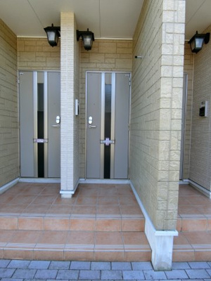 【玄関】 | デフィ・チョーＡ | イメージ202号室の写真（反転あり）