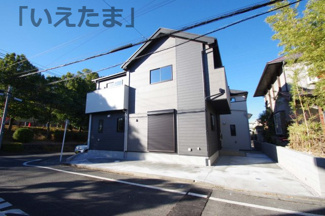 【外観パース】 | 【仲介手数料無料！！】八王子市鹿島　新築戸建て（全2棟）2号棟　5698万円 | 本パースは、イメージ図につき、風景、建物、植栽などについては施工後の現物との差異が生じます
つきまして本パースによって生じたいかなる損害については一切責任を負いません