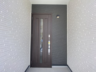 【玄関】 | 八重瀬町安里（全3棟）B号棟 | ※同仕様写真です