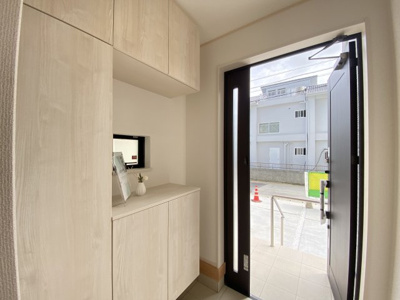 【玄関】 | 八重瀬町安里（全3棟）B号棟 | ※同仕様写真です