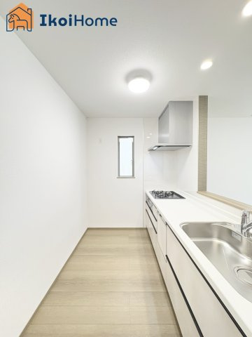 明石市二見町東二見全5棟B号棟　新築戸建のキッチン|【ホームページに現地動画掲載中】●年中無休：当日予約可●キッチンには便利な床下収納庫も完備！