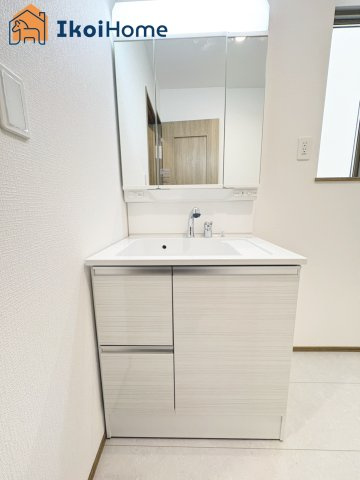 明石市二見町東二見全5棟B号棟　新築戸建の洗面所|【ホームページに現地動画掲載中】●年中無休：当日予約可●洗面は便利な３面鏡。ゆったりワイドシンク仕様