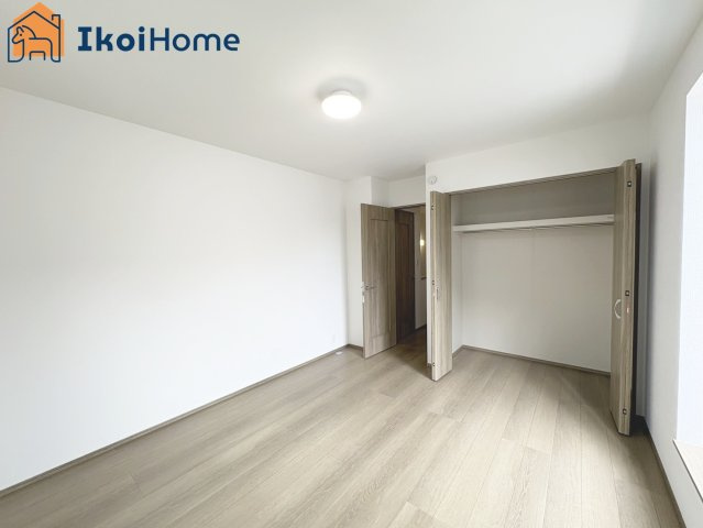 明石市二見町東二見全5棟B号棟　新築戸建の寝室|【ホームページに現地動画掲載中】●年中無休：当日予約可●広々とした2階の洋室です。クローゼットも完備