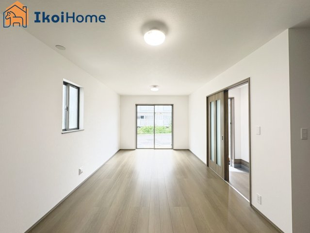 明石市二見町東二見全5棟B号棟　新築戸建の居間・リビング|【ホームページに現地動画掲載中】●年中無休：当日予約可●明るく開放感もある1階15帖のLDKです。