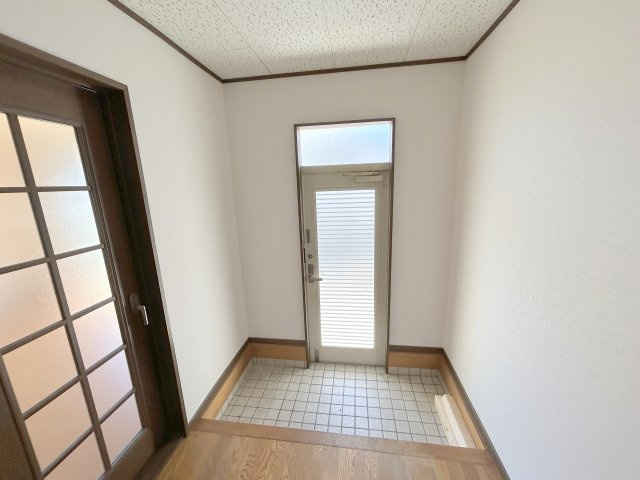 三郷町立野南3丁目戸建の玄関