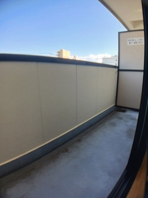 【バルコニー】 | 明山 | 外からの目が気にならないバルコニーで洗濯物が干せます