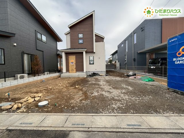 深谷市国済寺　新築一戸建て　ブルーミングガーデン　01の前面道路含む現地写真