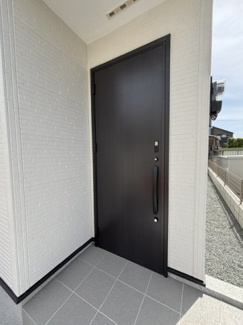 【玄関】 | 明石市松が丘3丁目　新築戸建1号棟　仲介手数料無料！ | 明るい玄関です