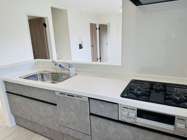 八王子市　川口町　新築一戸建て　２３ー３期の内装|～リビング側の家族とコミュニケーションをとりやすいキッチンです～