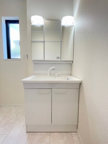 吉川市平沼1丁目　新築戸建　全2棟　B号棟の独立洗面台|同施工会社の参考写真になります。