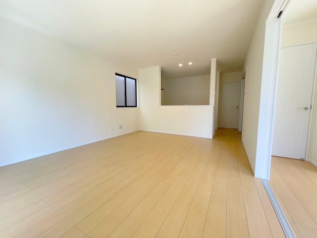 吉川市平沼1丁目　新築戸建　全2棟　B号棟の居間・リビング|同施工会社の参考写真になります。