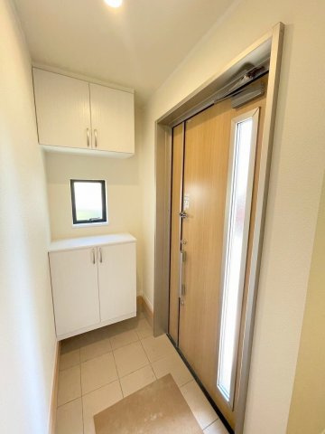 吉川市平沼1丁目　新築戸建　全2棟　B号棟の玄関|同施工会社の参考写真になります。