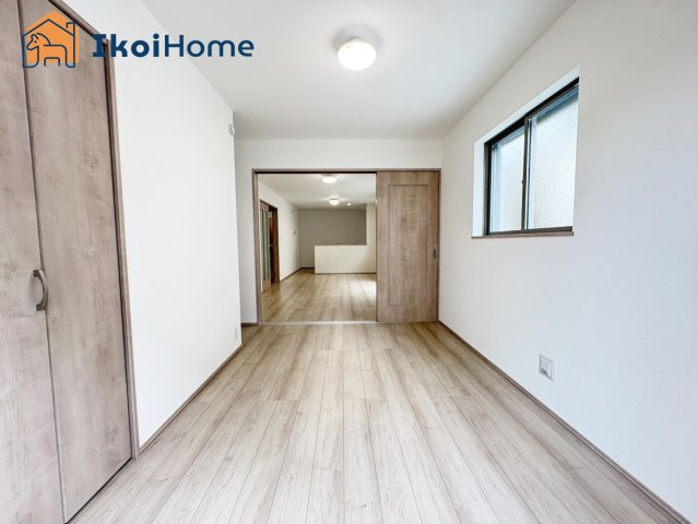 明石市二見町東二見全5棟C号棟　新築戸建の居間・リビング|【ホームページに現地動画掲載中】●年中無休：当日予約可●LDK15.25帖横には5帖の洋室があります