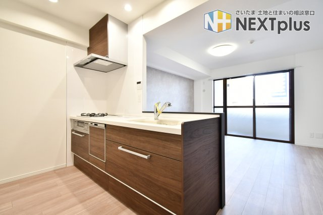 ドメイン浦和のキッチン|奥行きも横幅も広さがありますので、2人でお料理しても動きやすいゆったり空間です！カウンターキッチンはお料理をしながら家族の様子が見え、会話も弾むので人気な設備となっております！