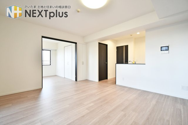 ドメイン浦和の居間・リビング|LDK14.0帖：スライドドアの先には洋室①5.0帖があります。合わせて19帖のリビングとして使用することが出来ます。来客時にも広く使うことが出来るので、みんなでくつろぐこともできますね。