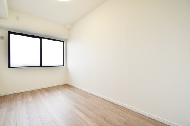 ドメイン浦和の洋室|洋室②5.0帖：真ん中の洋室です！両サイドの洋室とはクローゼットで仕切られておりますので、お互いのプライバシーも確保されます。シングルベッドとデスクを置いてちょうどよいサイズの洋室！