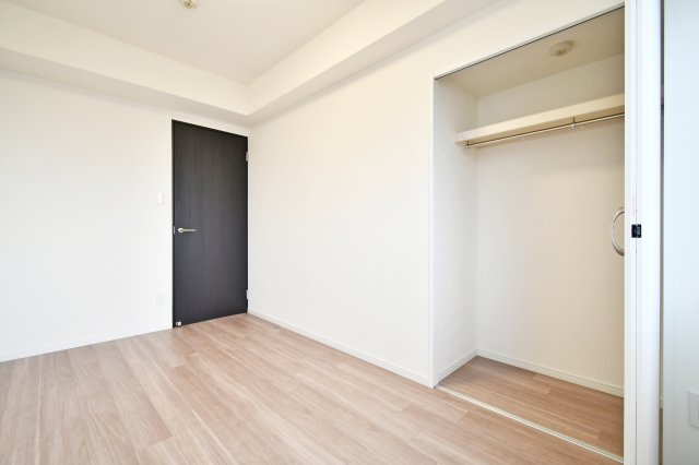 ドメイン浦和の洋室|洋室②5.0帖：クローゼットは各部屋に備わっておりますので、家族それぞれで洋服収納をすることも可能です。また、上下セパレートになっているため衣替えもしやすく、ハンガーパイプで家事時短にも◎！