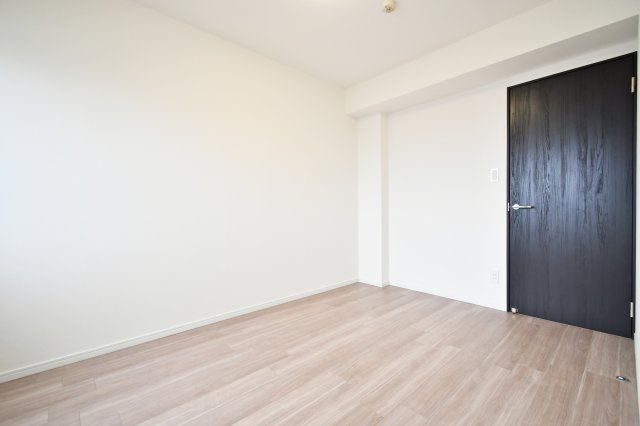 ドメイン浦和の洋室|洋室③6.0帖：西向きのお部屋ですので、休日の朝はゆっくりと目覚めることが出来ます。クローゼットも備わっております。ダブルベッドも置く事ができる広さですので、主寝室におすすめです！