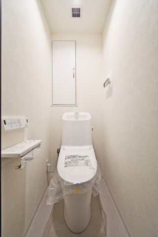 ドメイン浦和のトイレ|清潔感のあるトイレ！吊戸棚がついておりますので備品補充も楽々行えます。つっぱり棒で生活感を隠せる為、掃除用具をしまうのもおすすめ！ペーパーホルダー２個付きなのが、さりげないポイントです。