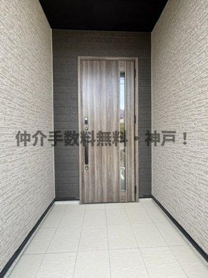 【玄関】 | 明石市松が丘3丁目　新築戸建2号棟　仲介手数料無料！ | 落ち着いた玄関です