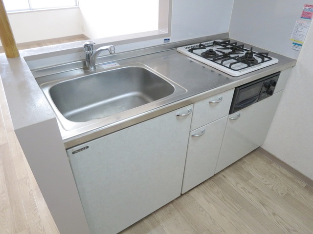 三家第２ビルのキッチン|人気の対面キッチンです♪