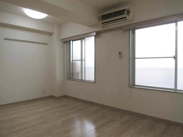 三家第２ビルの居間・リビング|広ーい居室です♪