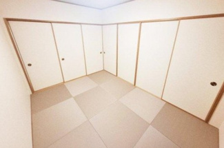 【和室】 | ディオ・フェルティ白鷺 | 半帖畳を新調しリフォームした和室はゆったりくつろげる癒し空間。客間や寝室、趣味部屋など多用途に。