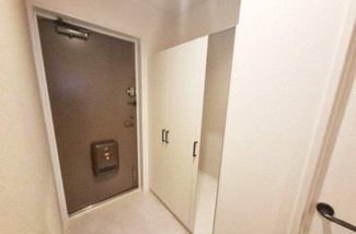 【玄関】 | ディオ・フェルティ白鷺 | 新調した姿見付きの下駄箱で玄関周りをすっきりキープ。お出かけ前の身だしなみチェックも快適。