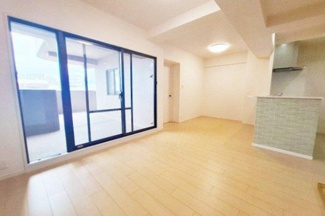 【居間・リビング】 | ディオ・フェルティ白鷺 | 大きな窓と広いバルコニーに面したLDKは、開放感あふれる家族の憩いの空間です。