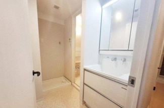 【独立洗面台】 | ディオ・フェルティ白鷺 | スライド収納に加え鏡内部も収納が付いた整理整頓のしやすい洗面台。浴室隣接で動線もスムーズ。