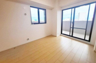 【洋室】 | ディオ・フェルティ白鷺 | バルコニーに面した洋室1は二面採光で明るく開放感たっぷり。日当たりや風通りも良くで快適です。