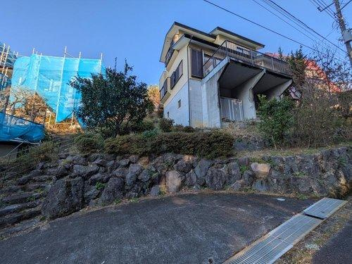 伊豆の国市　富士見ニュータウンの駐車場