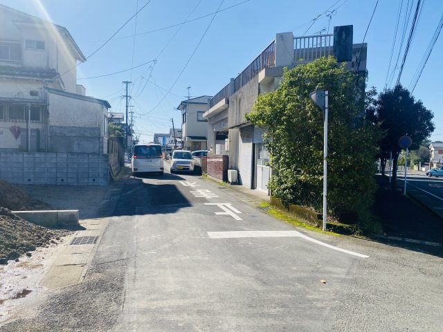 西伊敷6丁目　新築戸建ての前面道路含む現地写真