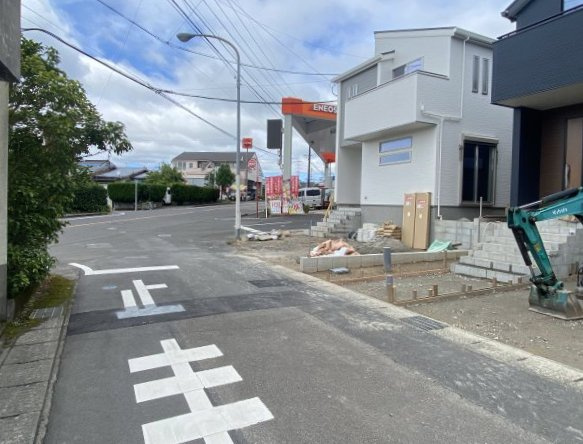 西伊敷6丁目　新築戸建ての前面道路含む現地写真